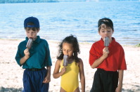 children eating popsicles